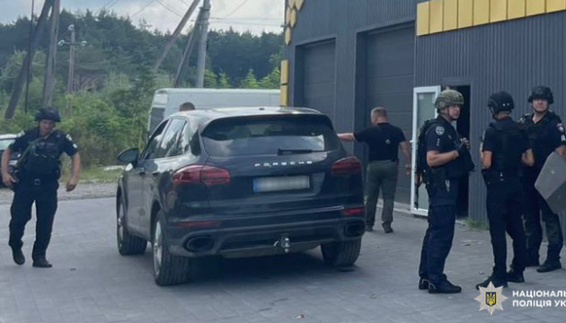 Біля Львова застрелили двох працівників автосервісу