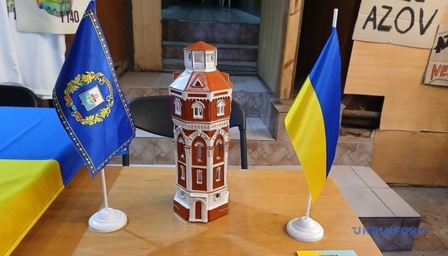 У Житомирі відкрили мистецький проєкт «Вежа: кроки пам'яті», присвячений Маріуполю