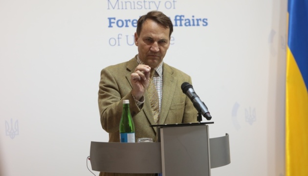 Глава МЗС Польщі закликав Маска завадити росіянам використовувати Starlink для ударів по Україні