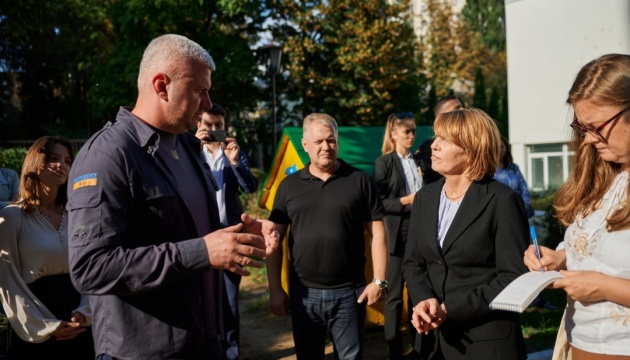 Перша леді Німеччини відвідала в Києві дитсадок, пошкоджений унаслідок атаки РФ