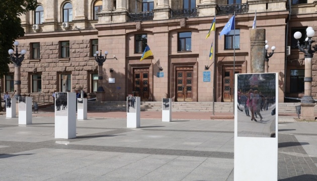 У Миколаєві відкрили виставку «Алея незламних міст»