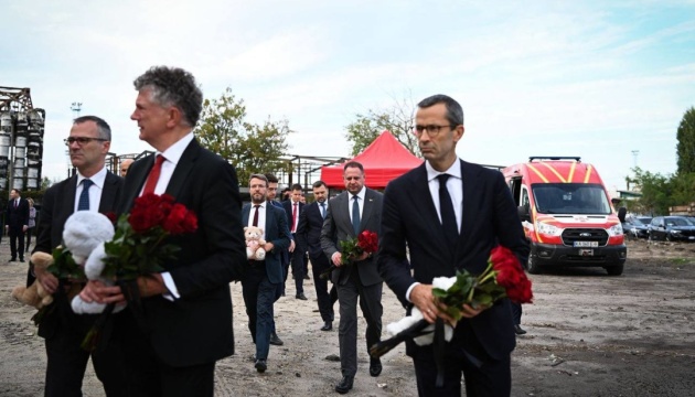 Berater der Staats- und Regierungschefs Deutschlands, Großbritanniens, Frankreichs und Italiens gedenken die von Russland getöteten Einwohner von Kyjiw