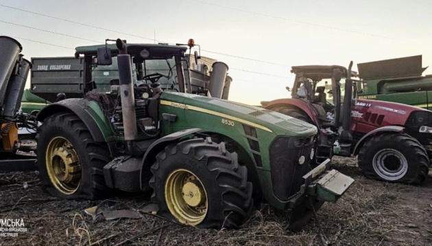 Росіяни вдарили ракетою по селу на Сумщині: поранені 12 людей, які на полі збирали врожай