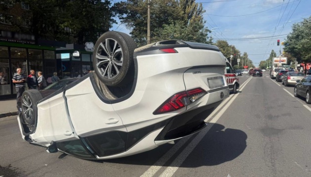 У Києві зіткнулися легковик з навчальним автомобілем, є постраждалий