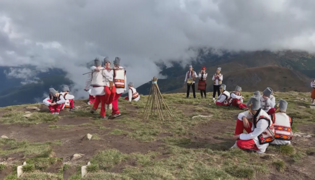 На Говерлі підлітки станцювали «Гуцульську ватрицю» і встановили рекорд України