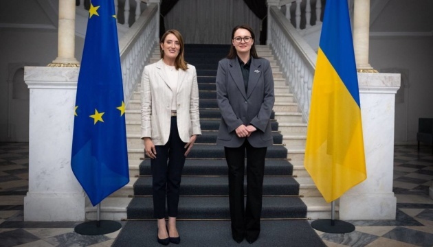 Ioulia Svyrydenko et Roberta Metsola discutent de l’ouverture des clusters de négociation et de la sécurité des enfants ukrainiens