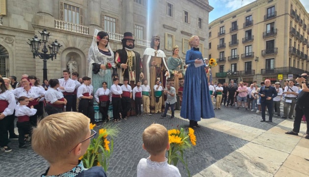 У Барселоні відбулося «хрещення» велетенської фігури Лесі Українки