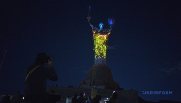 キーウの「祖国の母」像でプロジェクトマッピングイベント開催