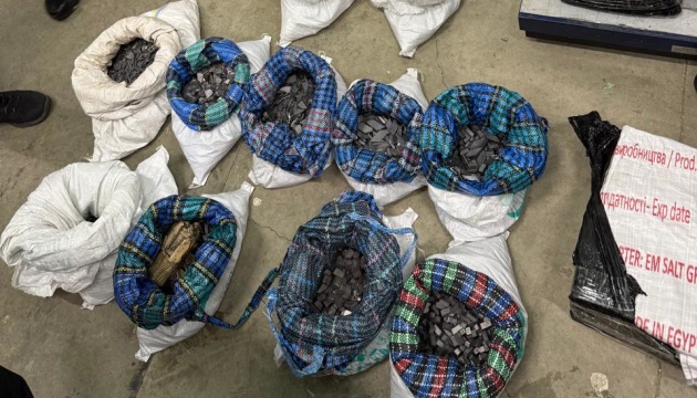 На кордоні з Румунією в мікроавтобусі виявили 350 кілограмів рідкісних металів