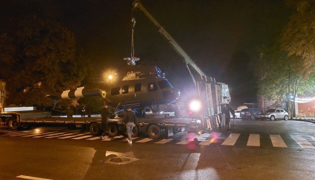 У Полтаві забрали з постаменту вертоліт Мі-2 через побоювання російського удару