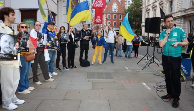 Українці в Лондоні провели нову акцію протесту проти виступу Анни Нетребко