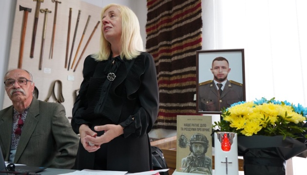 На Прикарпатті презентували поетичну збірку Максима Ємця «Єнота», яку він писав в окопах