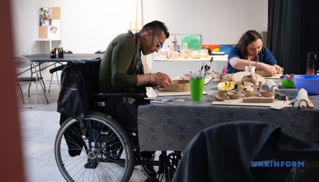 У Львові пацієнти Unbroken виготовили керамічні адаптивні тарілки