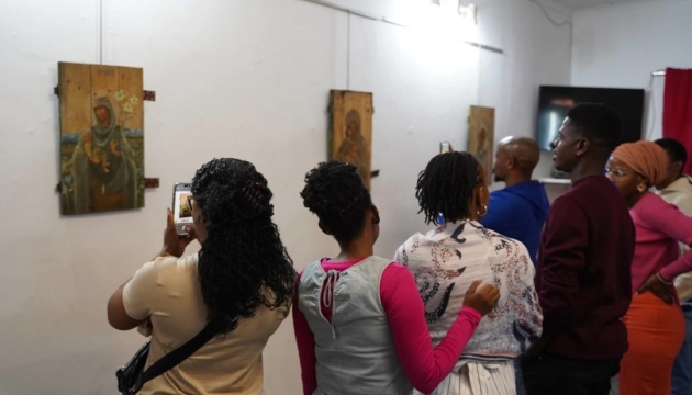 Український проєкт «Ікони на ящиках з-під озброєнь» уперше показали в Африці