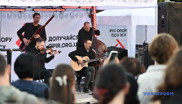 На «Червоній руті» у Львові виступив фолькгурт «Пиріг і Батіг»