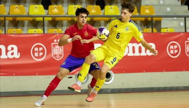 L'équipe ukrainienne de futsal U19 perd contre l'Espagne lors d'un match amical 