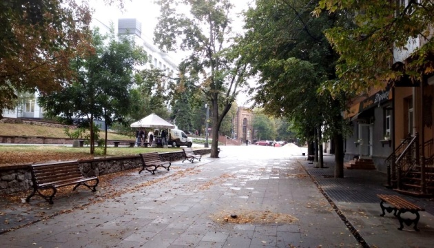 У Кропивницькому на одній з вулиць завершують облаштування безбар’єрного маршруту