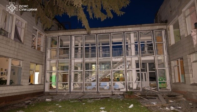 У Сумах показали наслідки ворожої атаки дронів - пошкоджені навчальний заклад і об'єкт промисловості