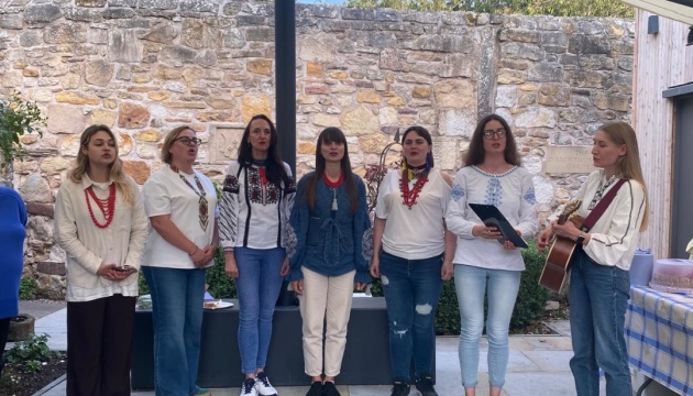 У Шотландії відкрили виставку «Нерозривні нитки» про життя українських біженців