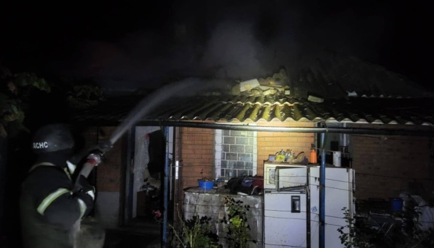 Ворог вночі вдарив по Нікопольському району дронами та з артилерії, постраждав 19-річний хлопець