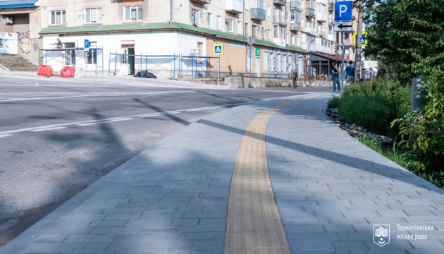 Тротуари, тактильна плитка, бордюри: у Тернополі облаштовують безбар’єрний маршрут