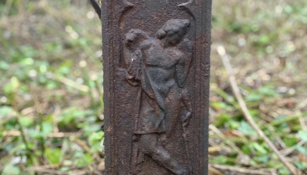 В Ужгороді на старому цвинтарі виявили хрест із зображенням античного героя Паріса