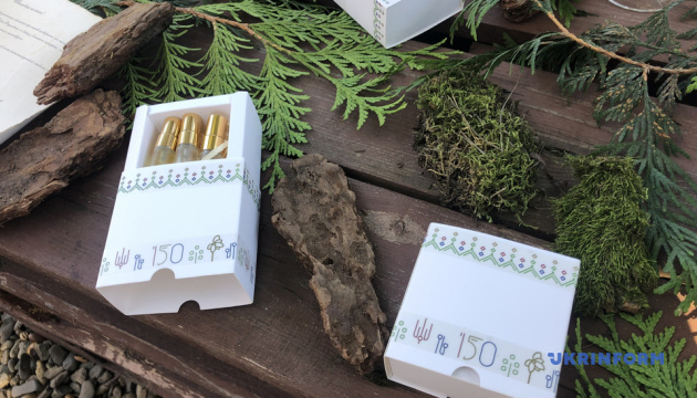 У Чернівецькому університеті презентували серію парфумів, створених до 150-річчя закладу