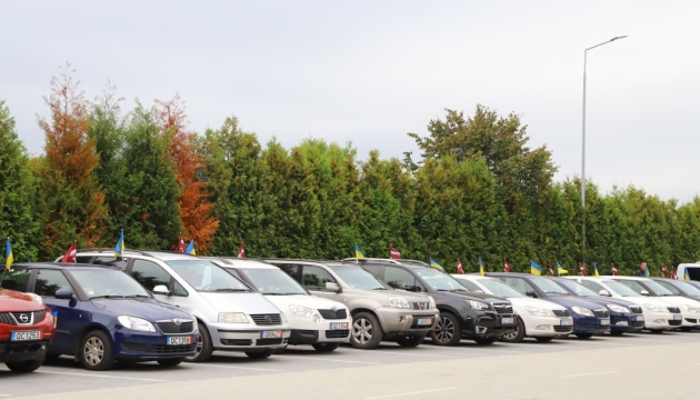 Із Львівщини передали на фронт ще 32 автомобілі завдяки латвійським партнерам