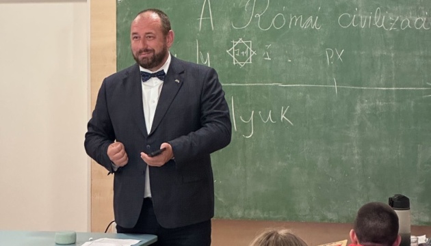 В Угорщині стартувала нова традиція: «Урок посла» для українських дітей