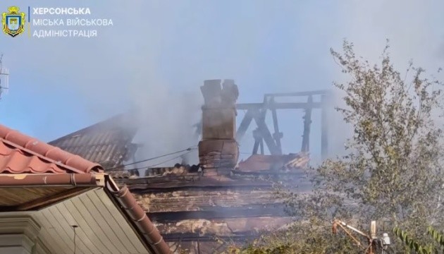 Військові РФ уночі вдарили по історичній частині Херсона, виникли пожежі