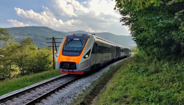 Укрзалізниця на вихідні запустить додаткові рейси до Ворохти