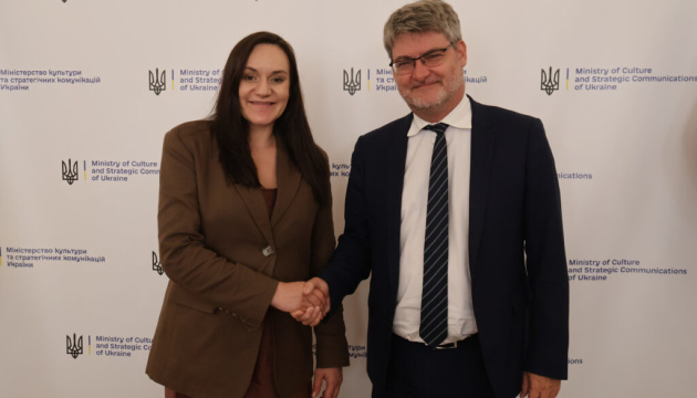 La ministre par intérim de la Culture ukrainienne et l’ambassadeur de France discutent de coopération culturelle