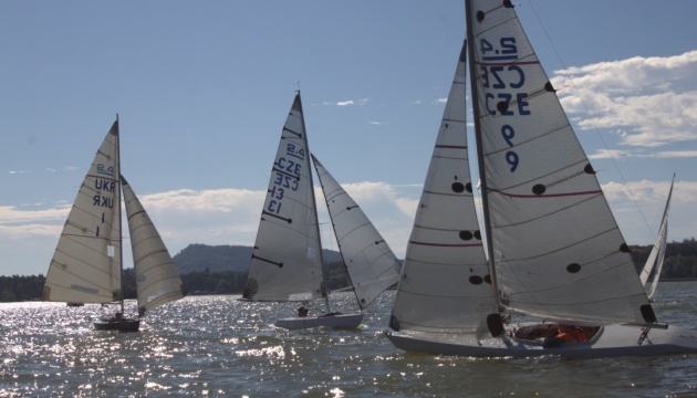 Veteranos ucranianos representan al país en una regata internacional de vela por primera vez