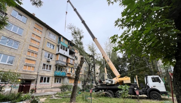 У Солом’янському районі Києва відремонтували покрівлі 50 будинків, пошкоджених внаслідок атак РФ