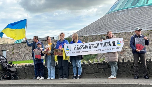 Українці ірландського Тралі започаткували щомісячні марші нагадування про війну