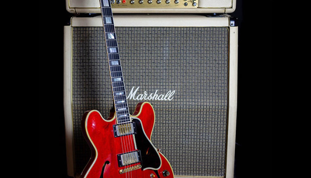 Гітару вокаліста Oasis, яку він розбив у ніч розпаду гурту, продадуть на аукціоні