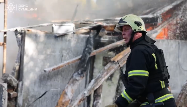 У Сумах пролунали чотири вибухи: є влучання у житловий сектор та підприємства