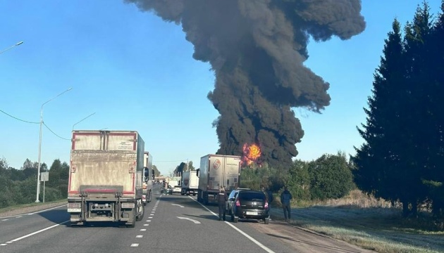 У Росії 18 вагонів з бензином зійшли з рейок, сталася пожежа