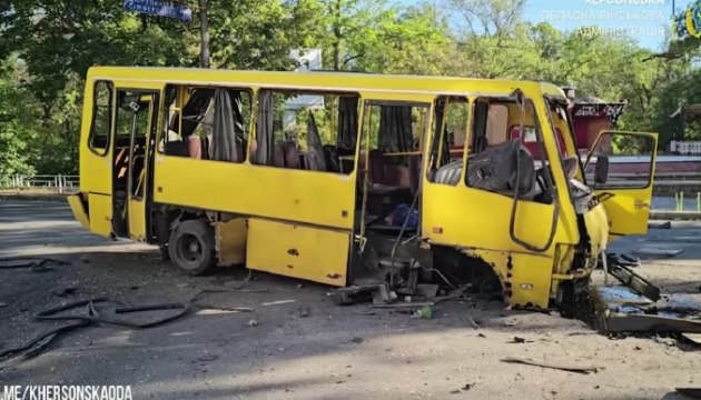 У середмісті Херсона зранку під ворожий удар потрапила маршрутка, є постраждалі
