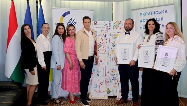 «Рушник Єдності» з Будапешта визнано рекордом України