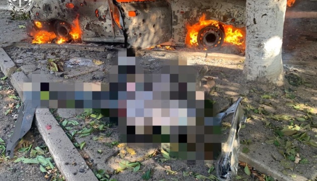 Russians shell Kherson with artillery, woman killed