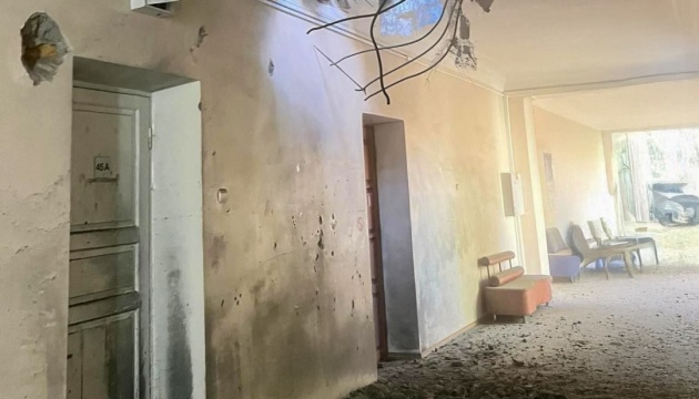 Внаслідок російського обстрілу середмістя Херсона пошкоджений медзаклад