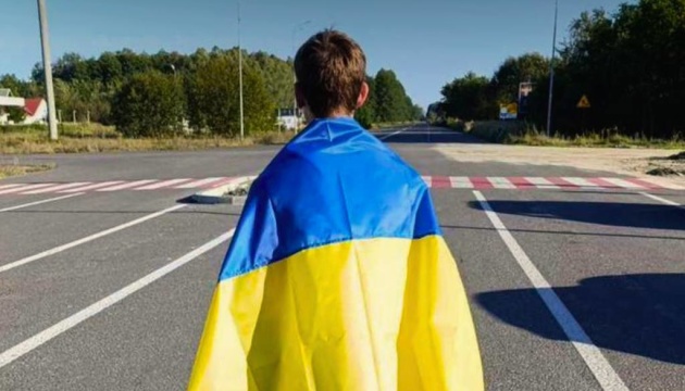 З тимчасово захоплених РФ територій повернули ще трьох молодих людей