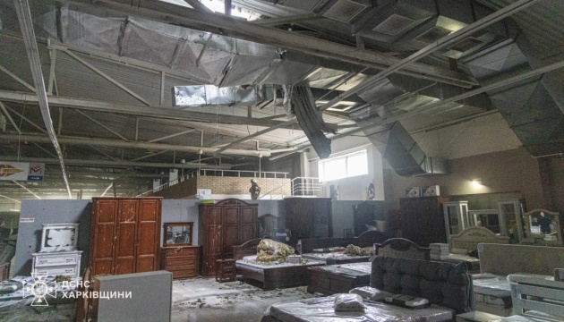 Russische Drohnen schlagen in Laden in Charkiw ein, vier Verletzte 