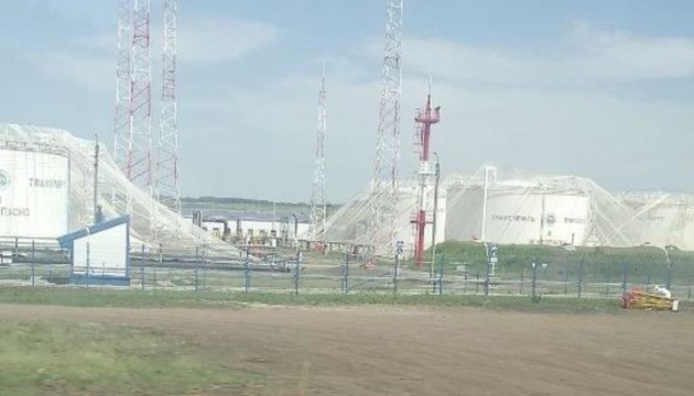 Росіяни почали захищати нафтобази від українських дронів сітками - АТЕШ