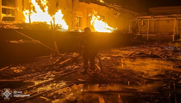 На Одещині внаслідок російської атаки виникла пожежа на підприємстві