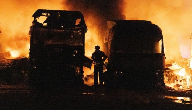 Армія РФ атакувала Суми безпілотниками: спалахнула пожежа на стоянці