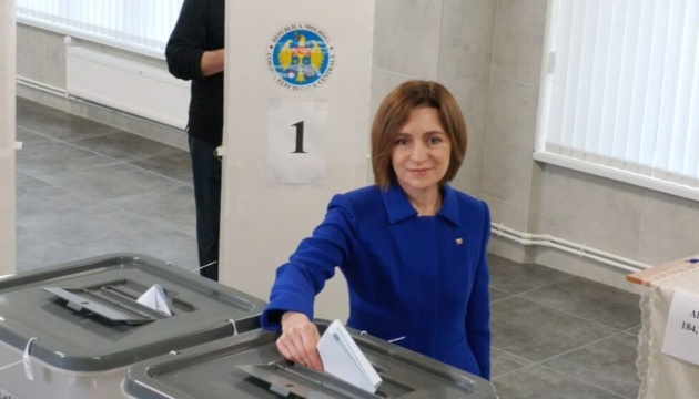 Президентка Молдови проголосувала на виборах до парламенту