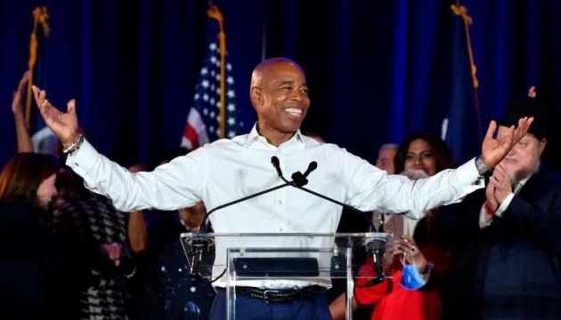 Мер Нью-Йорка Адамс несподівано зняв свою кандидатуру з виборів на цю посаду