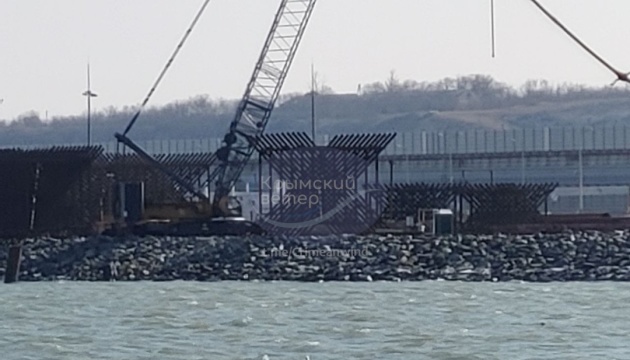 Росіяни топлять «їжаки» під Кримським мостом, щоб захиститися від українських дронів - соцмережі